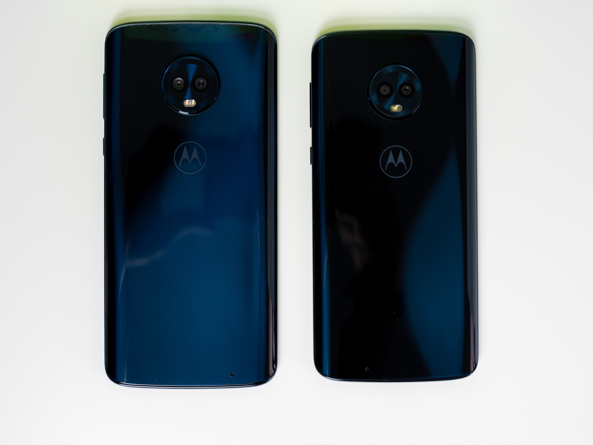 Меньшая Motorola работает одинаково плавно, хотя следует честно признать, что она не справляется с удержанием в памяти как можно большего количества приложений, а требовательные игры часто в клетку