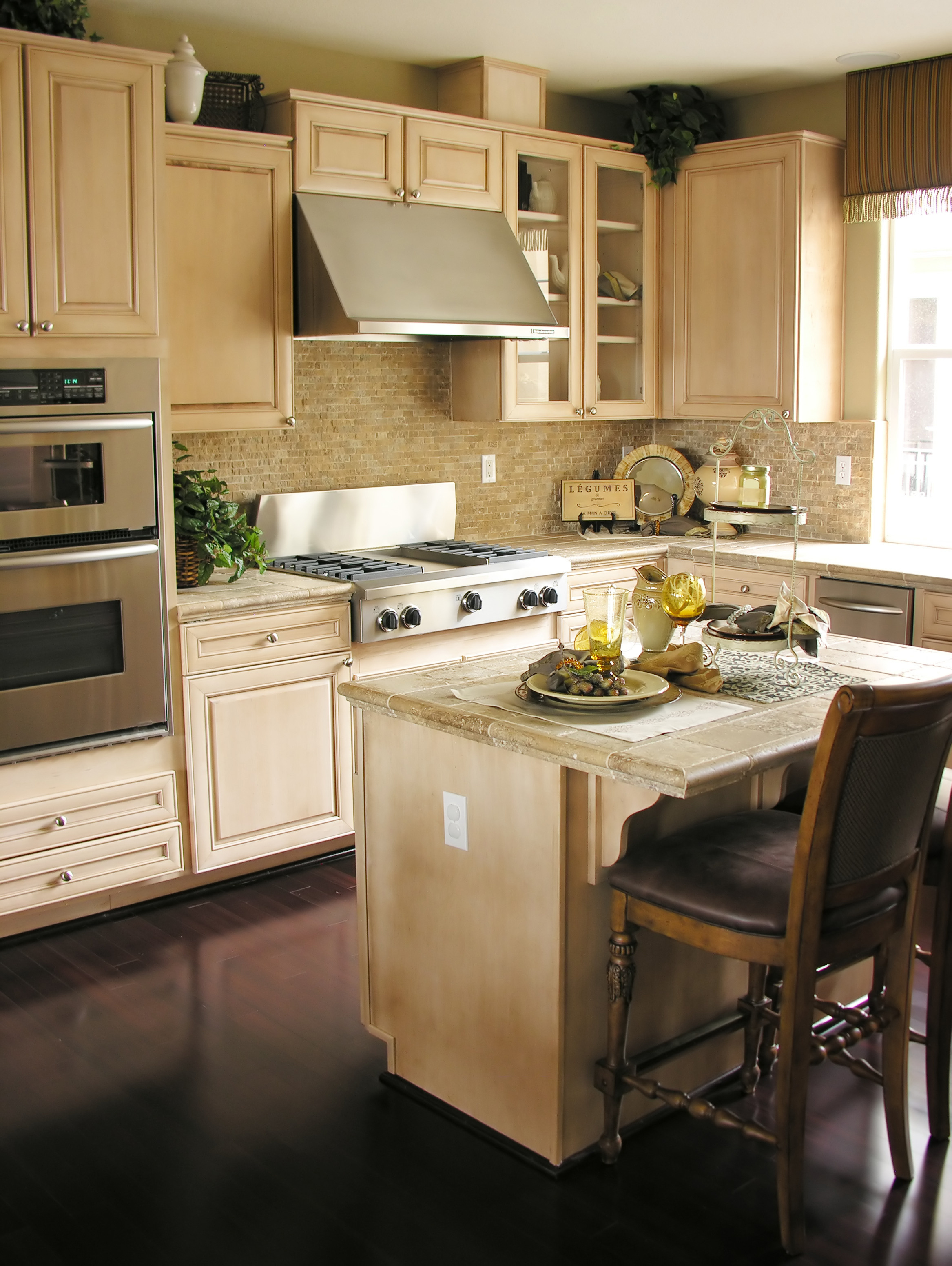 Кухонные шкафы, характерные для английского стиля, отличаются   Они носят прямые фасады (каркасные и каркасные конструкции), белые, кремовые, бежевые и ванильные